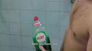 Trabalhadores gays tomando banho juntos
