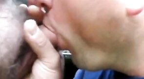 Ein Blase-Date im Freien mit einem Amateur