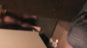 Pego com um pau duro no banheiro - Amador Latino