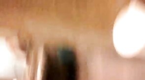 Pego com um pau duro no banheiro - Amador Latino