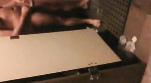 Pego com um pau duro no banheiro - Amador Latino