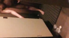 Pego com um pau duro no banheiro - Amador Latino