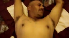 Oso rudo llora como un bebé cuando le dan una buena cogida por el culo.