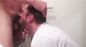 Gorge Profonde : Amateur prend une grosse bite en gorge profonde