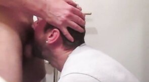 Gorge Profonde : Amateur prend une grosse bite en gorge profonde