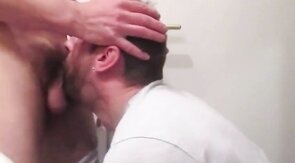 Gorge Profonde : Amateur prend une grosse bite en gorge profonde