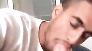 Papá se despierta con una gran mamada de polla