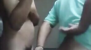 Maduro se la mete a joven gordito latino en video amateur sin condónn