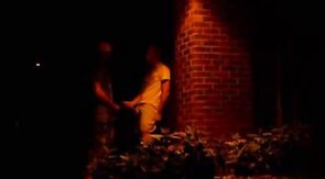 Sexo gay en callejón - Video amateur de hombresencalzones