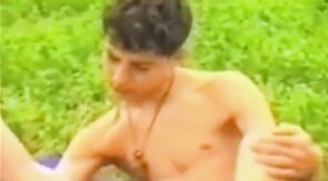 Twink Handjob auf der Wiese