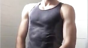 Heiße Amateur-Masturbation eines muskulösen Mannes