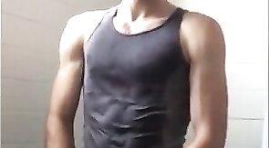 Heiße Amateur-Masturbation eines muskulösen Mannes