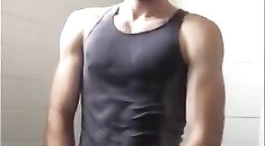 Heiße Amateur-Masturbation eines muskulösen Mannes