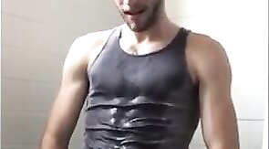 Heiße Amateur-Masturbation eines muskulösen Mannes