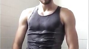 Heiße Amateur-Masturbation eines muskulösen Mannes