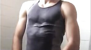 Heiße Amateur-Masturbation eines muskulösen Mannes