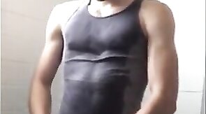 Heiße Amateur-Masturbation eines muskulösen Mannes