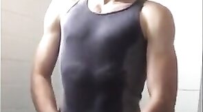 Heiße Amateur-Masturbation eines muskulösen Mannes