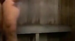 Un mec musclé se branle en extérieur dans un sauna