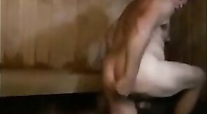 Un mec musclé se branle en extérieur dans un sauna