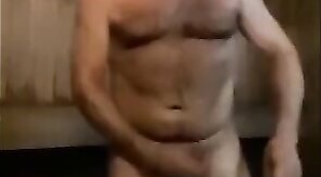 Un mec musclé se branle en extérieur dans un sauna