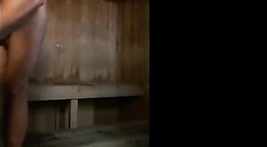 Un mec musclé se branle en extérieur dans un sauna