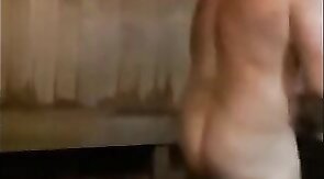 Un mec musclé se branle en extérieur dans un sauna