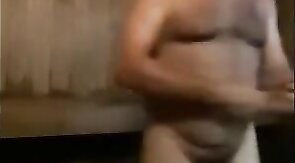 Un mec musclé se branle en extérieur dans un sauna