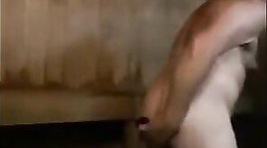 Un mec musclé se branle en extérieur dans un sauna