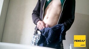Muscular Twinks Cum Together in Hot Handjob Session