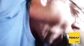 Amateur-Truck-Fahrer genießt einen geblasen