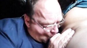 Amateur-Truck-Fahrer genießt einen geblasen