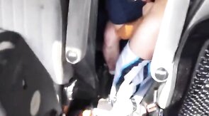 Amateur-Truck-Fahrer genießt einen geblasen