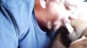 Amateur-Truck-Fahrer genießt einen geblasen