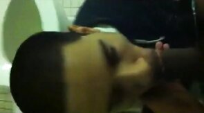 Chupando Rolão no Banheiro - Sexo Oral Amador