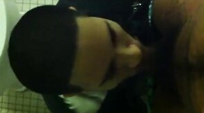 Chupando Rolão no Banheiro - Sexo Oral Amador