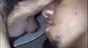 Twink chupa pau e leva mano liberal na bunda