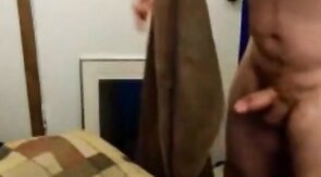 Un papa ours se fait plaisir - solo masturbation d'un beau mec amateur