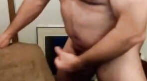 Un papa ours se fait plaisir - solo masturbation d'un beau mec amateur