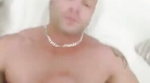 Deutscher Hunk bekommt Bukkake-Ladung im Blowjob-Video