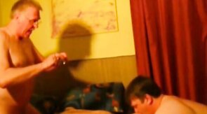 Bären-Väter bei Amateur-Gruppensex mit Bukkake