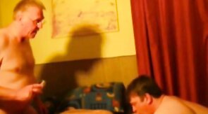 Bären-Väter bei Amateur-Gruppensex mit Bukkake