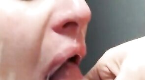 Je suce un mec gros dans la cabine de la piscine