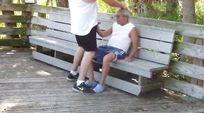 Abuelo y gordito: sexo público con maduros amateurs
