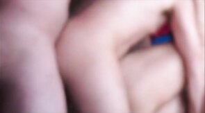 Dois amigos dando trato bareback no cliente maduro