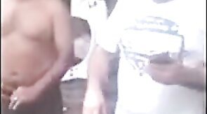 Mecânico Leva Dedada no Cu - Amador Latino