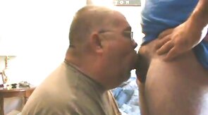 Big-Cock Bear Blows Amateur Stud