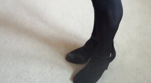 Big-cock crossdresser cums on leg in pantyhose solo video