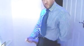 Empresário Barbudo: Punheta Solo Amadora