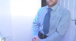 Empresário Barbudo: Punheta Solo Amadora